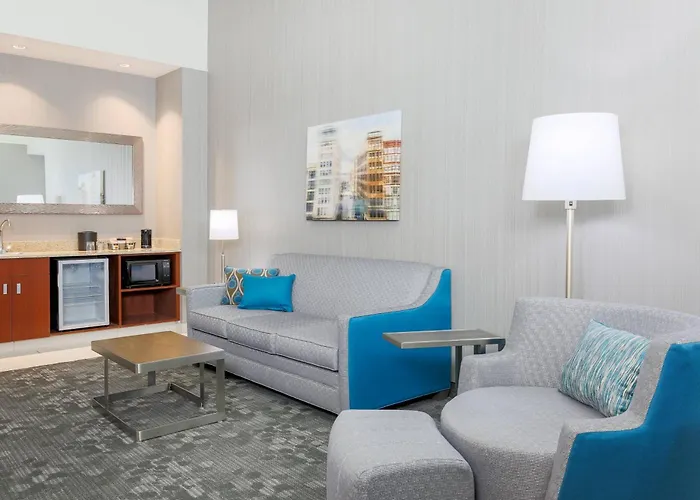 Courtyard By Marriott Downtown