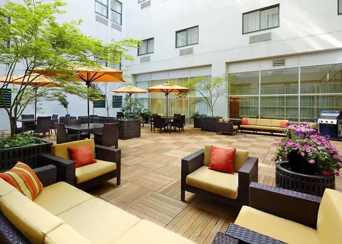 Courtyard By Marriott Downtown Hotel