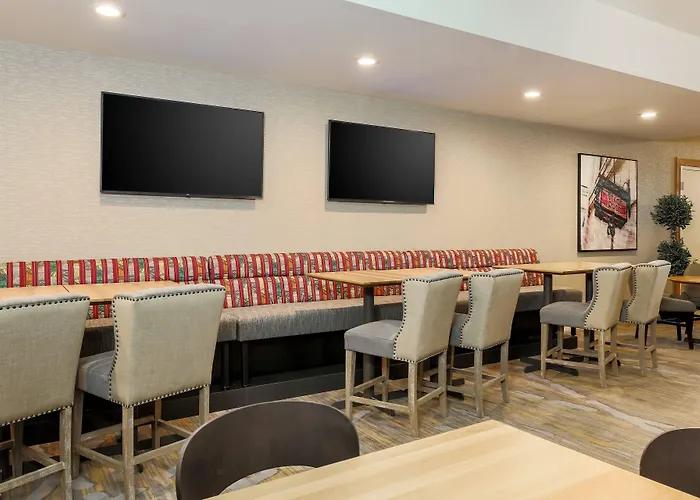 Courtyard By Marriott Downtown Hotel